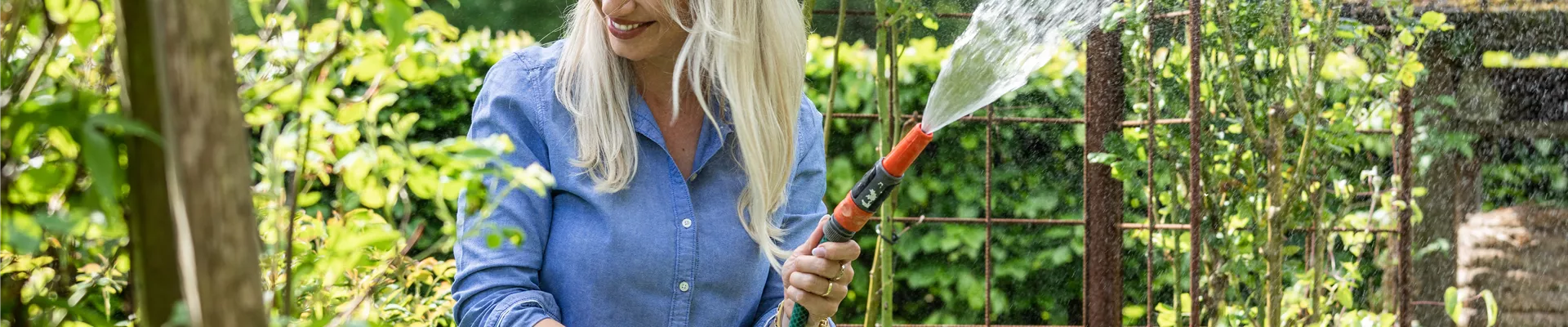 Gartenarbeit mit Gartenschlauch